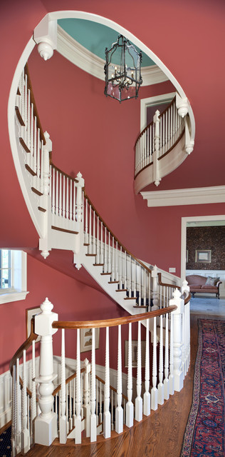Абстрактный дизайн лестницы с классическими деталями.