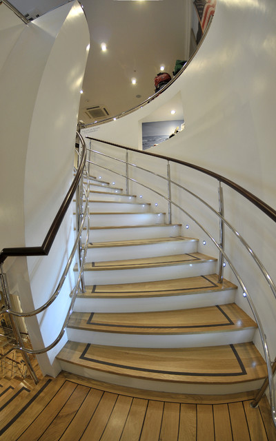 Дизайн белой лестницы с изгибом
