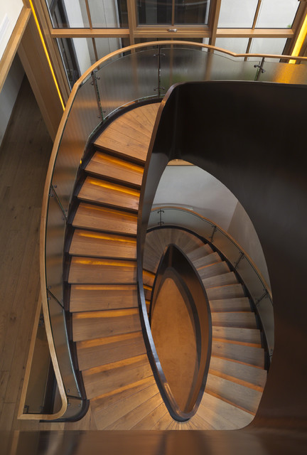 Дизайн лестницы необычной формы в современном стиле.