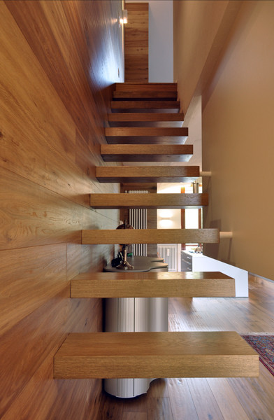 Дизайн лестницы с деталями хай-тек.