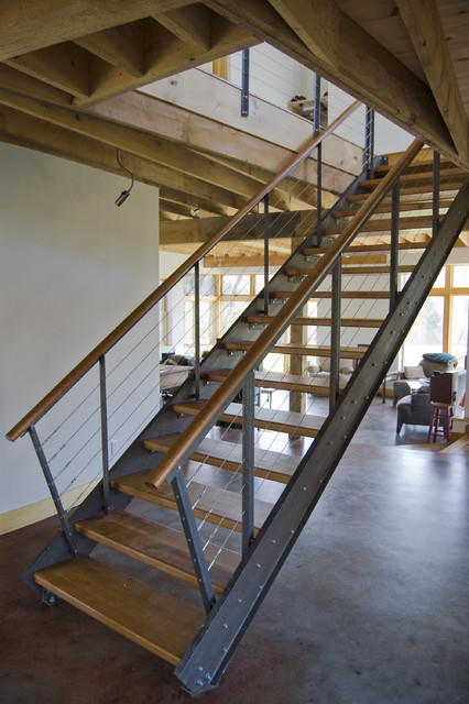 Дизайн лестницы выполненный в смешанном стиле.