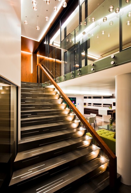 Дизайн современной лестницы с подсветкой ступеней
