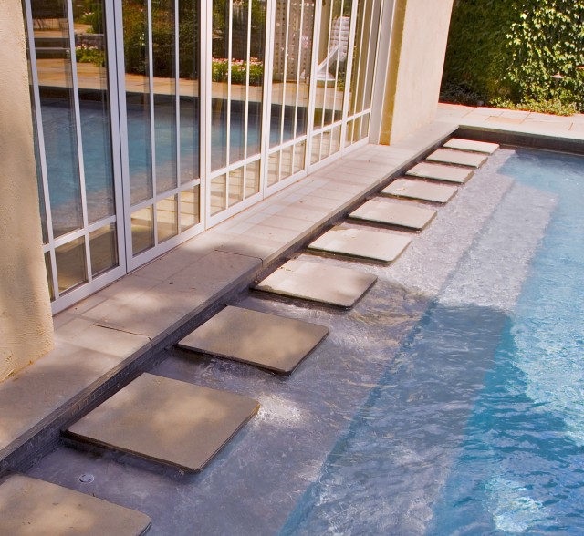Фото дизайна бассейна с лестницей для спуска в воду.