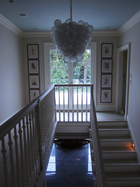 Фото лестницы в белых цветах.