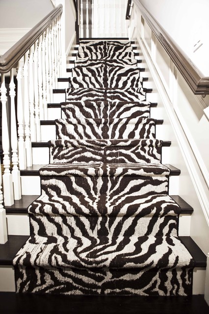 Фото лестницы в черно-белых цветах.