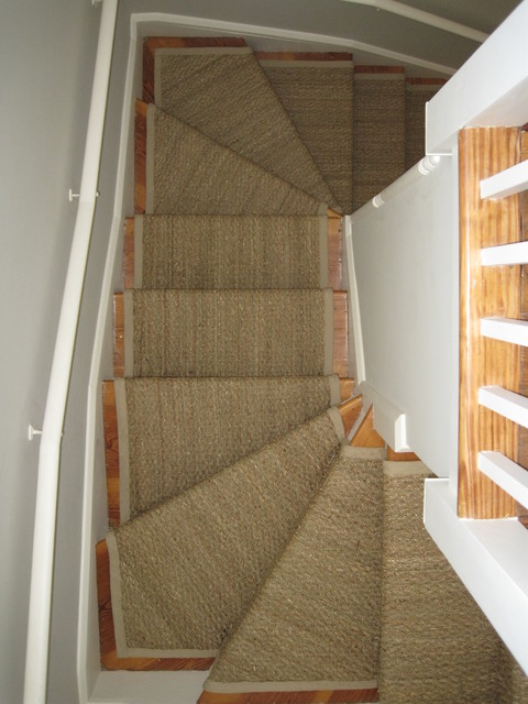Фото лестницы в многоэтажном доме.