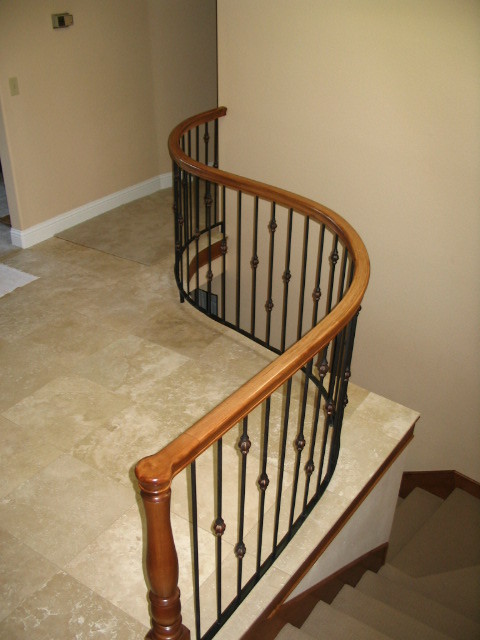 Фотография лестницы с перилами отлично сочетающаяся с дизайном комнаты.