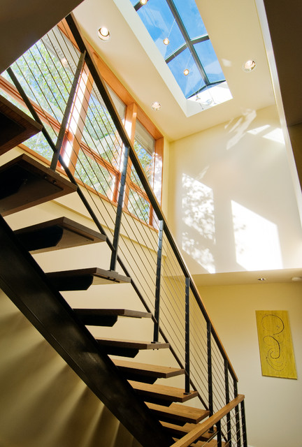Фрагмент дизайна лестницы с оригинальным решением оконного проема  