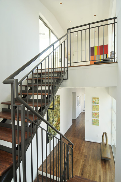 Легкий дизайн помещения и классическая лестница.