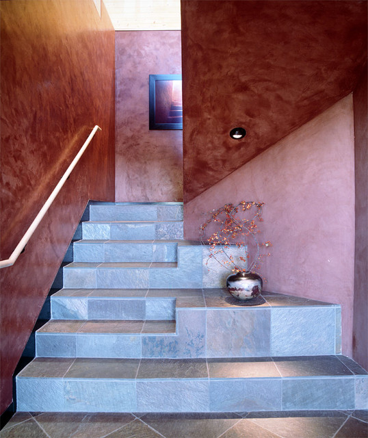 Лестница отделанная искусственным камнем в интерьере