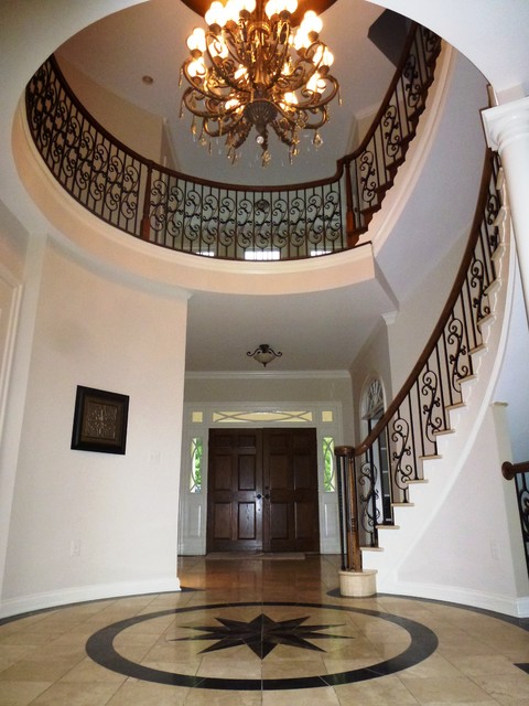 Современный дизайн лестницы в холле