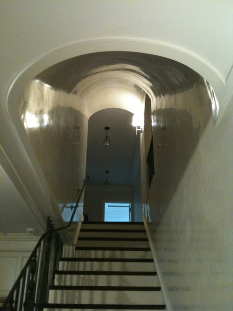 Современный дизайн лестницы, ведущей в подвал.