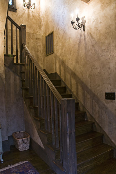 Старинный дизайн загадочной лестницы в прихожей