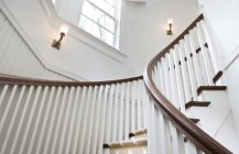 Дизайн лестницы в белых тонах