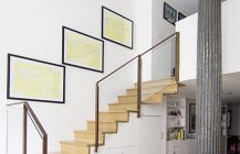 Дизайн лестницы в светлых тонах