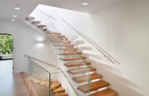Дизайн маршевой лестницы со стеклянными перегородкамы
