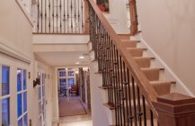 Дизайн прямой лестницы внутри дома