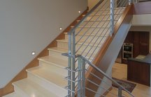 Фотография лестницы с хромированными перилами