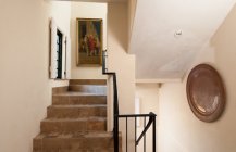 Современный дизайн лестницы в пастельных тонах