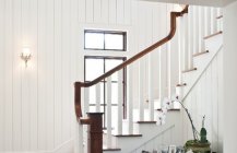 Современный дизайн оформления лестницы в светлых тонах.