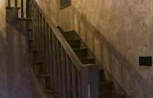 Старинный дизайн загадочной лестницы в прихожей