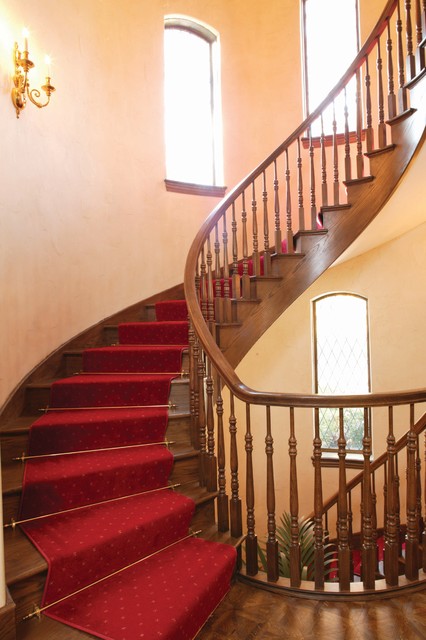 Дизайн классической винтовой лестницы в теплой цветовой гамме.