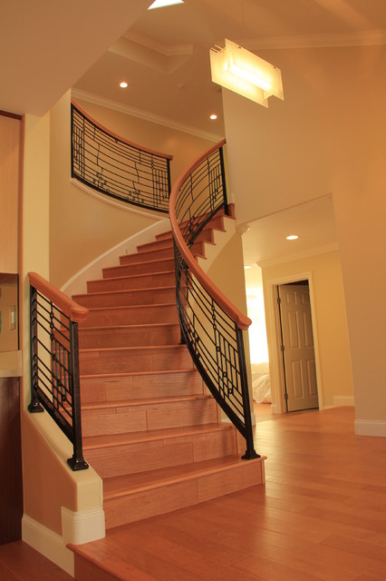 Дизайн лестницы в коричневом цвете.