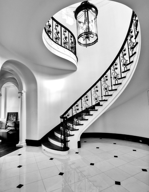 Дизайн шикарного стиля лестницы в доме.