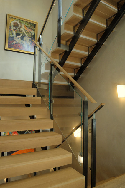 Фото лестницы со стеклянными перилами.