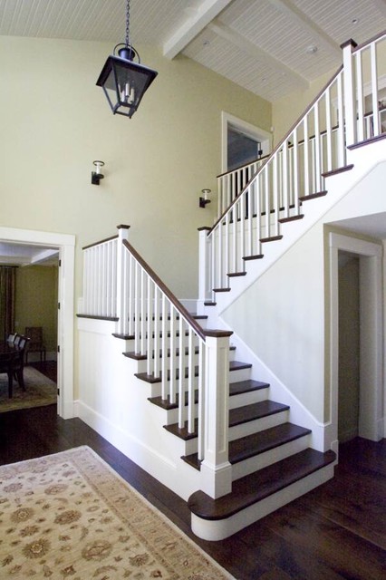 Фотография лестницы выполнена в классическом стиле.
