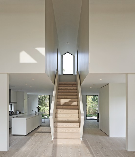 Лестница в помещении с геометрическим дизайном прямых линий 