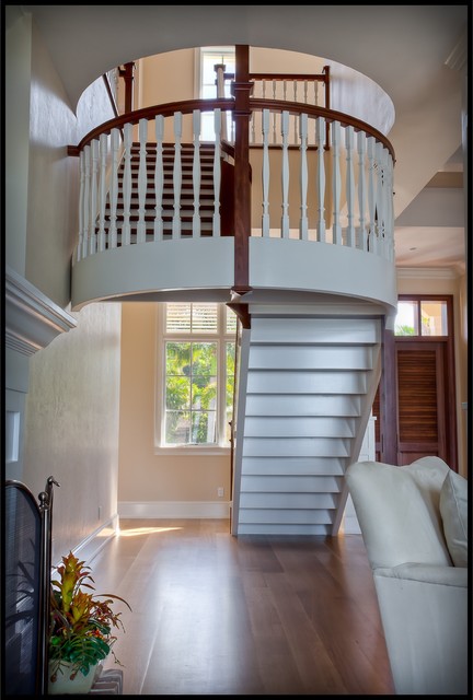 Оригинальный дизайн интерьера внутренней лестницы