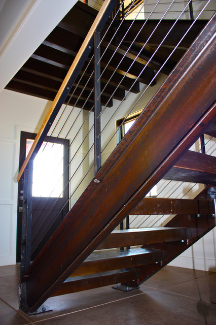 Современный дизайн лестницы в темных тонах