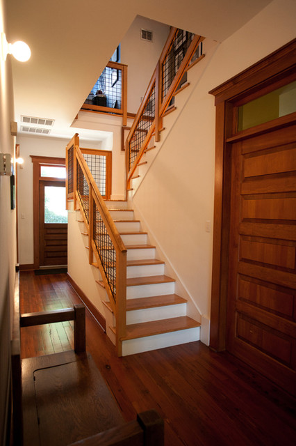 Современный эконом вариант помещения лестницы