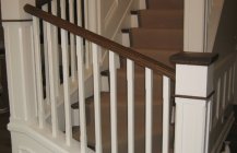 Дизайн лестницы в бело-коричневой гамме