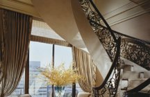 Дизайн современной винтовой лестницы с коваными перилами