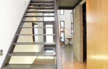Фото строгой офисной лестницы из металла