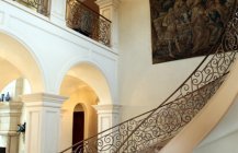 Фотография лестницы, являющейся дополнительным элементом декора