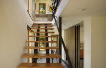 Прекрасный дизайн обширной лестницы в доме
