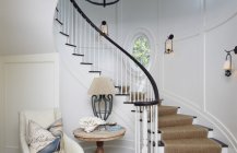 Прекрасный современный дизайн лестницы с дорожкой