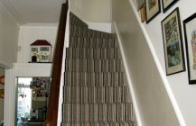 Современный дизайн лестницы с удобным ковровым покрытием