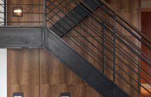 Вариант лестницы в интерьере зала